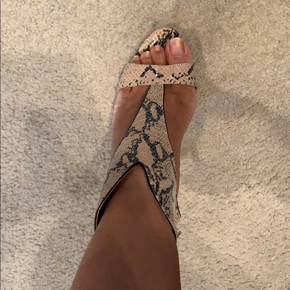 Sexy Alligator-Skin Platform Heels - Picture 3 of 6